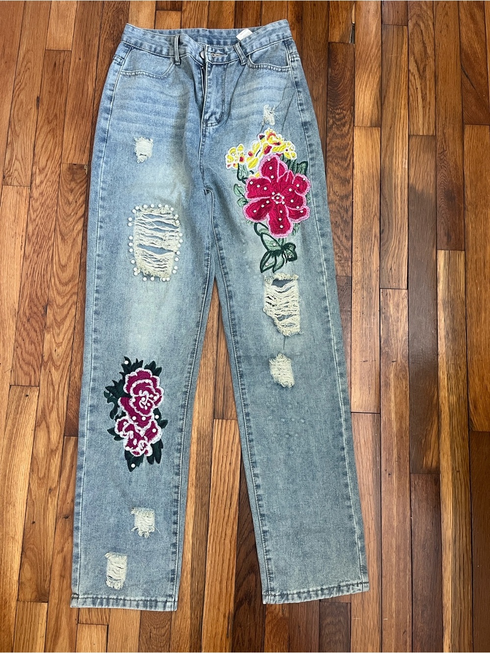 Pearl & rhinestone Embellished ripped light wash Jeans w/ Floral Appliqué